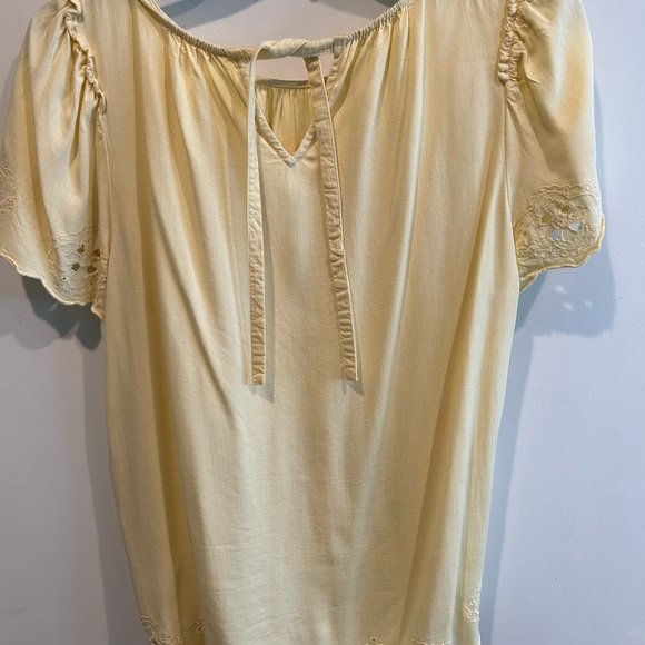 Beautiful pale yellow blouse - Picture 2 of 6